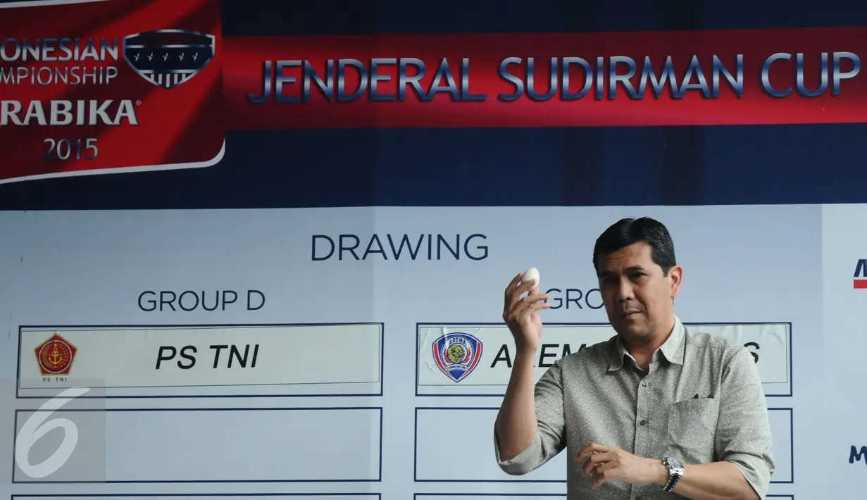 Empat perwakilan yang akan berlaga di babak delapan besar Piala Jenderal Sudirman 2015 mengambil bola undian di Jakarta, Kamis (3/12/2015). Babak 8 besar akan berlangsung di dua kota, Solo dan Sleman. (Liputan6.com/Helmi Fithriansyah)