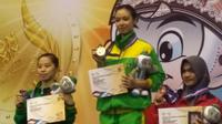 Atlet wushu Sumatra Utara, Lindswell Kwok, meraih dua medali emas di nomor aolu kategori woman Taijiquan dan Taijijian pada PON 2016, di GOR Pajajaran, Bandung, Senin (19/9/2016). (Bola.com/Erwin Snaz)