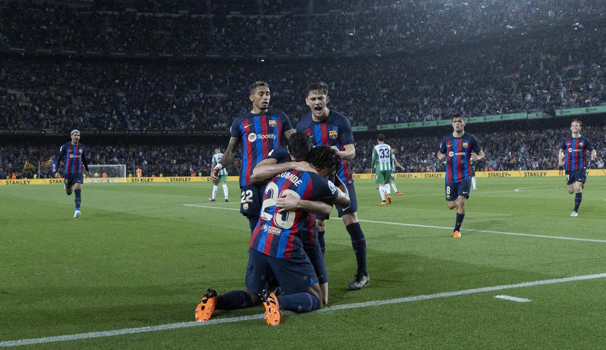 <p>Kemenangan Barcelona ditandai dengan kembalinya Ousmane Dembele. Setelah cedera cukup lama, Dembele main sebentar untuk gantikan Raphinha di menit ke-72. (AP Photo/Joan Monfort)</p>