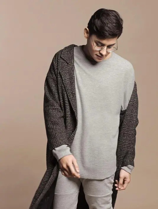 Tampilan kasual yang menarik, padukan long sleeve shirt dengan tweed blazer. (Instagram/ardhitopramono).