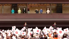 Kaisar Jepang Naruhito (keempat dari kiri) berdiri di samping Permaisuri Masako (berbaju biru), dan putri mereka Putri Aiko (berbaju merah jambu), melambai ke hadirin saat perayaan ulang tahunnya di Istana Kekaisaran, Tokyo, Jepang, Kamis (23/2/2023). Putra Mahkota Akishino (ketiga dari kiri), istrinya Putri Mahkota Kiko (kedua dari kiri), dan putri mereka Putri Kako juga berdiri di sampingnya. (Rodrigo Reyes Marin/Pool Photo via AP)
