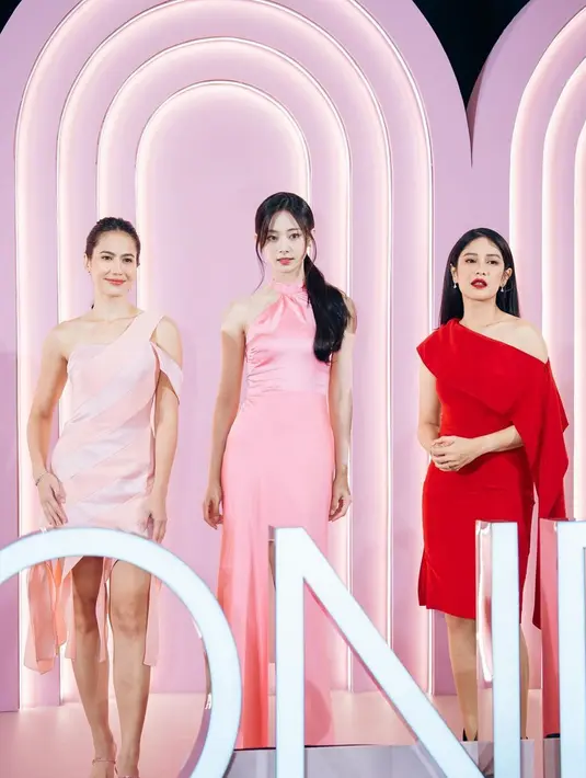 Dian Sastro yang berdiri sejajar dengan Pevita dan Tzuyu juga tampil memukau dengan gaun warna merah terang. Karismanya pun tak kalah jika dibandingkan dengan dua bintang yang lebih muda darinya tersebut. Ketiganya tersenyum berseri memperlihatkan pesona masing-masing. (Liputan6.com/IG/@pevpearce)