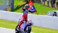 Marc Marquez merayakan sukses naik podium balapan MotoGP Catalunya 2024. (Josep LAGO / AFP)