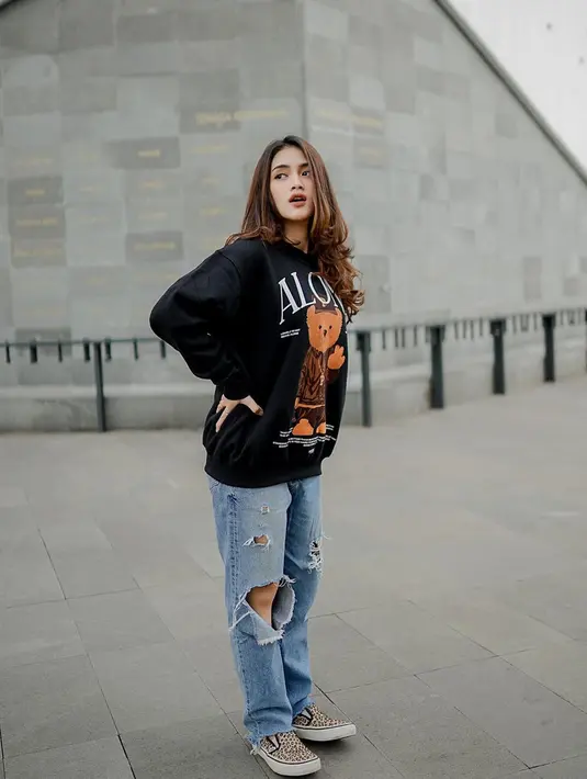 Berbagai pujian didapatkan Prinsa Mandagie saat berpenampilan simpel dengan outfit hitam. Gaya kecenya ini disebut netizen semakin membuatnya menawan, Kini Prinsa menjadi penyanyi pendatang baru yang gaya penampilannya selalu menarik untuk diikuti.(Liputan6.com/IG/@prinsamandagie)