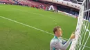 Kiper Bayern Munchen, Manuel Neuer, menggunting jaring gawang usai menjuarai Liga Champions di Stadion The Luz, Portugal, Senin (24/8/2020). Bayern Munchen berhasil menjadi juara usai menaklukkan PSG 1-0. (Lluis Gene/Pool via AFP)
