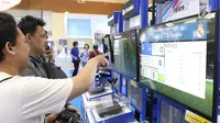 Pegunjung mencoba teknologi terbaru di Indocomtech 2018, Jakarta, Rabu (31/10). Indocomtech 2018 diikuti 250 eksibitor, dari bidang telekomunikasi, komputer, games, smartphone, elektronik, dan aksesori yang ada di Indonesia. (Liputan6.com/Angga Yuniar)