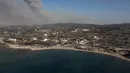 Pemandangan udara menunjukkan asap mengepul di latar belakang desa Kiotari, di pulau Rhodes pada 24 Juli 2023. (AFP/Spyros Bakalis)
