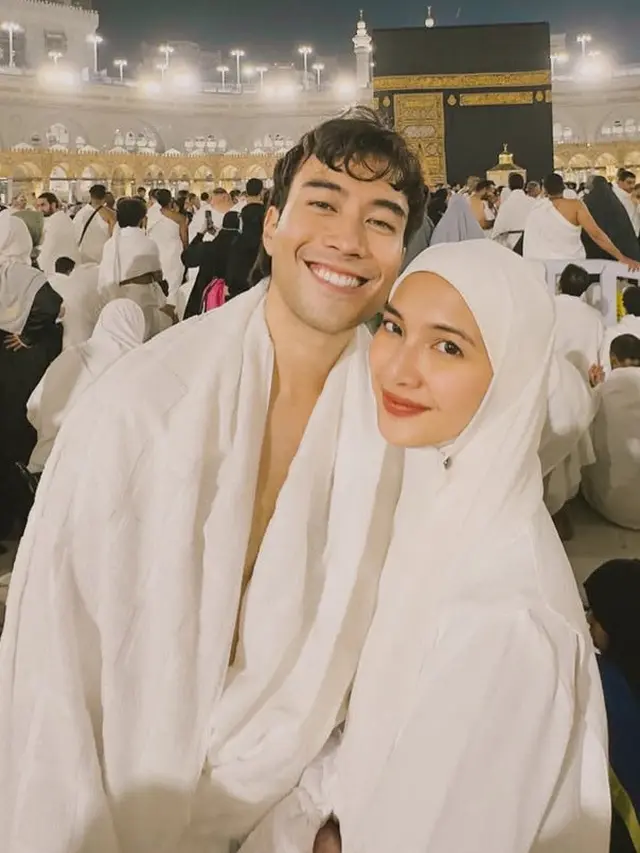 Gaya Stylish Vidi Aldiano dan Sheila Dara saat Umrah. [@vidialdiano]