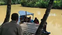 Perjuangan Pelajar Sukabumi Naik Perahu Demi ke Sekolah, Berharap Jembatan Putus Segera Diperbaiki