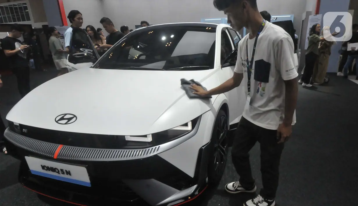 Pameran otomotif terbesar di Indonesia itu tidak hanya melulu menghadirkan mobil-mobil baru tapi juga kendaraan roda dua. (merdeka.com/Imam Buhori)