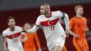 Pemain Turki, Burak Yilmaz, melakukan selebrasi usai mencetak gol ke gawang Belanda pada laga kualifikasi Piala Dunia 2022 di Stadion Olimpiade Ataturk, Kamis (25/3/2021). Turki menang dengan skor 4-2. (Murad Sezer/Pool Photo via AP)