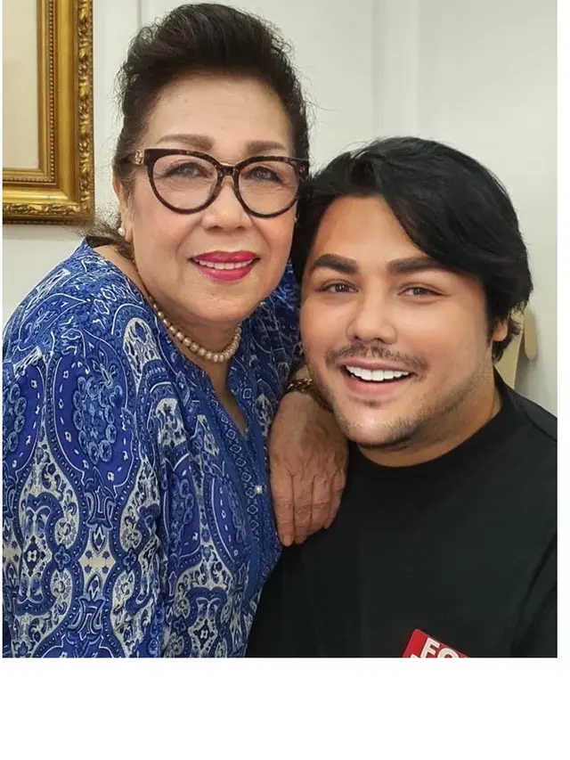Jarang Tersorot, Ini 7 Potret Keakraban Ivan Gunawan dan Ibunda