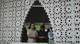 Sejumlah masjid di Jakarta ramai dipenuhi jamaah yang akan menunaikan salat Jumat. Tampak dalam foto, para pria melaksanakan salat Jumat di sebuah masjid selama bulan suci Ramadhan di Jakarta, Jumat 20 Februari 2026. (AP Photo/Dita Alangkara)