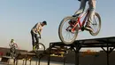 Sejumlah pemuda Afghanistan berlatih sepeda Dirt Jump (DJ) di Kabul, Afghanistan (15/11). Serta digunakan untuk melakukan atraksi lompatan tinggi dan atraksi-atraksi ekstrem lainnya. (Reuters/Omar Sobhani)