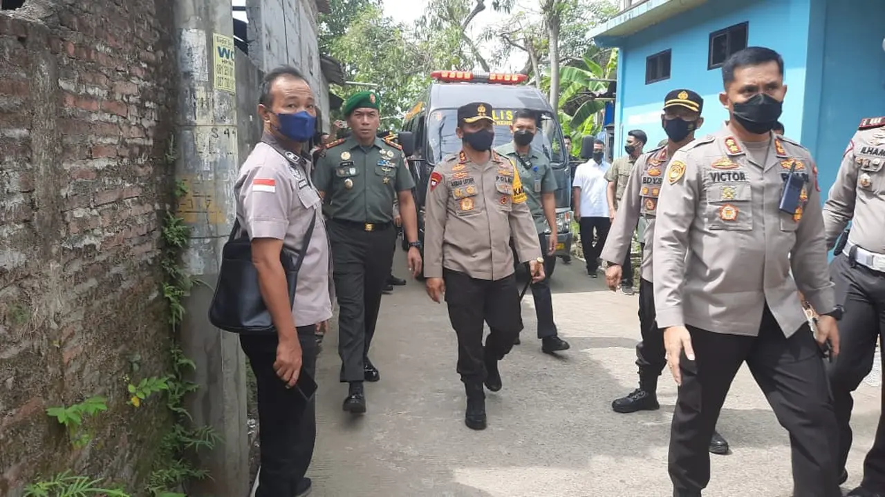 Kapolda Jategn Ahmad Luthfi meninjau TKP kematian Kopda Muslimin, di rumah orangtuanya di Kendal. (Foto: Liputan6.com/Felek Wahyu)