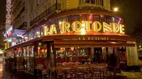 Para pengunjuk rasa di Paris, Prancis, menyerang salah satu restoran favorit Presiden Emmanuel Macron, La Rotonde, pada Kamis (6/4/2023).&nbsp;Aksi tersebut memicu kebakaran kecil yang berhasil diatasi. (Dok. AFP)