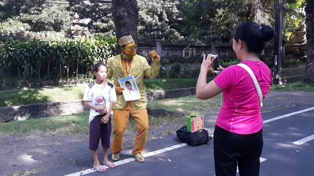 Manusia patung pahlawan jadi obyek swafoto warga Denpasar