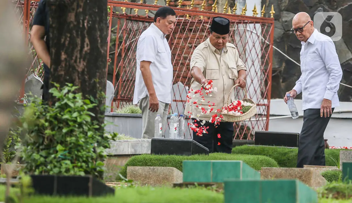 Letjen TNI (Purn) Sjafrie Sjamsoeddin tampak mendampingi Prabowo Subianto saat berziarah. (Liputan6.com/Angga Yuniar)