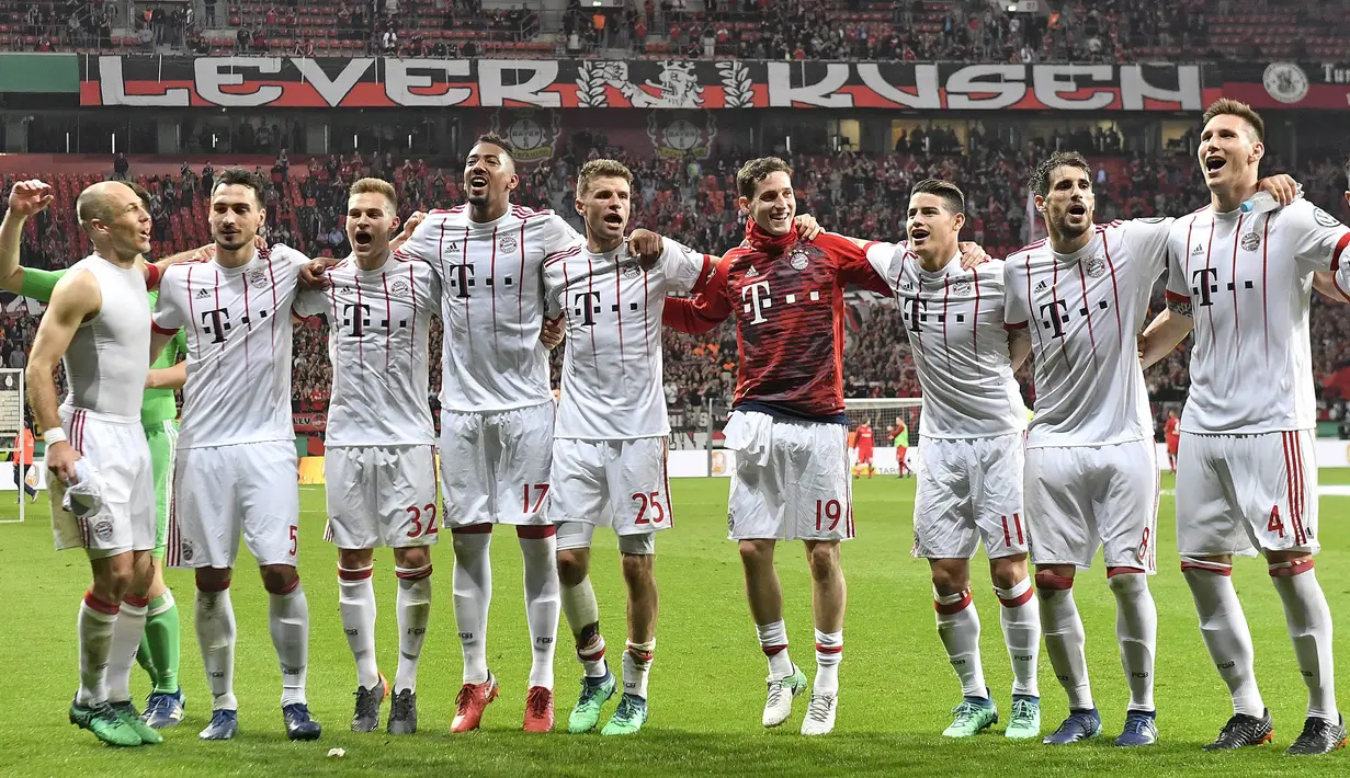 Pemain Bayern Munchen merayakan kemenangan atas Bayer Leverkusen pada laga DFB Pokal di Stadion BayArena, Selasa (17/4/2018). Bayern Munchen menang 6-2 atas Bayer Leverkusen. (AP/Martin Meissner)