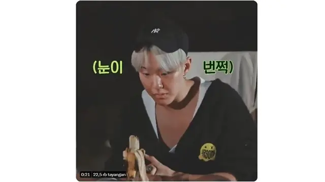 6 Potret Tingkah Absurd Idol K-Pop saat Makan Pisang, Ada yang Sama Kulitnya