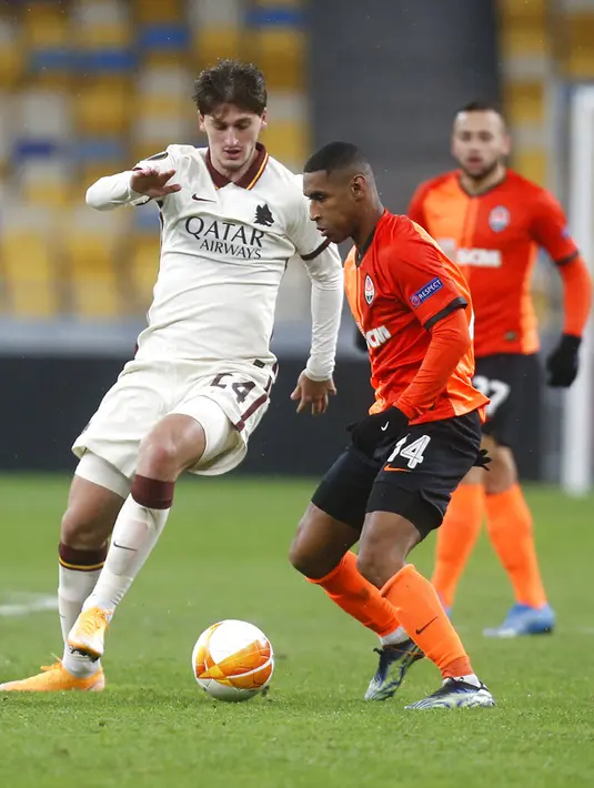 Pemain AS Roma Marash Kumbulla (kiri) memperebutkan bola dengan pemain Shakhtar Donetsk Tete pada pertandingan leg kedua babak 16 besar Liga Europa di Stadion Olimpiyskiy, Kyiv, Ukraina, Kamis (18/3/2021). AS Roma menang dengan skor 2-1. (AP Photo/Efrem Lukatsky)