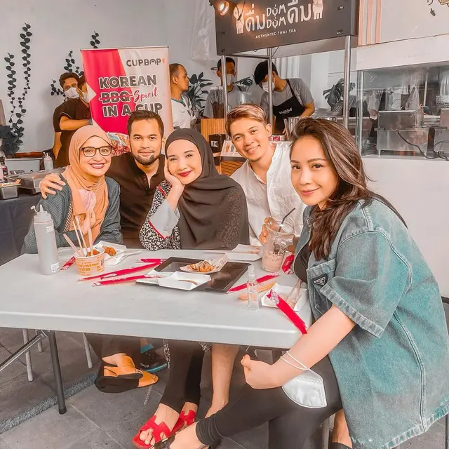 6 Potret Kedekatan Keluarga Zaskia Sungkar dan Nagita Slavina, Penuh Kehangatan