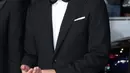 Song Joong Ki juga hadir secara perdana di Cannes Film Festival 2023. Mengumumkan dirinya sebagai House Ambassador dari high-end brand Louis Vuitton, Song Joong Ki menghadirkan gaya gentleman dengan setelan jas dan celana panjang, lengkap dengan dasi kupu-kupu hitam. Foto: Instagram.
