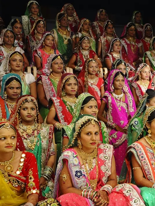 Sejumlah wanita yang akan dibiayai nikahnya oleh Savani, India , (6/12).  Dalam tradisi India, pihak perempuanlah yang memberikan mahar pernikahan kepada pihak laki-laki. (AFP PHOTO)
