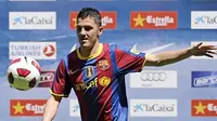 Striker David Villa diperkenalkan untuk pertama kalinya sebagai pemain Barcelona di Nou Camp, 21 Mei 2010. Villa dibeli Barcelona seharga 40 juta euro dari Valencia. AFP PHOTO/JOSEP LAGO