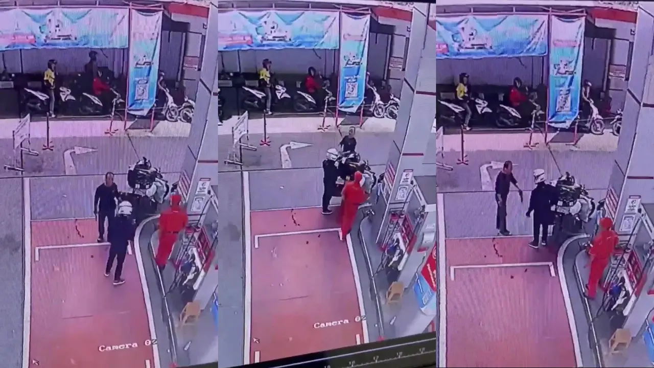 Tangkapan layar rekaman CCTV detik-detik pelaku menodongkan senjata tajam diduga jenis pisau ke leher korban di salah satu SPBU di Bandar Lampung. Foto : (Istimewa).