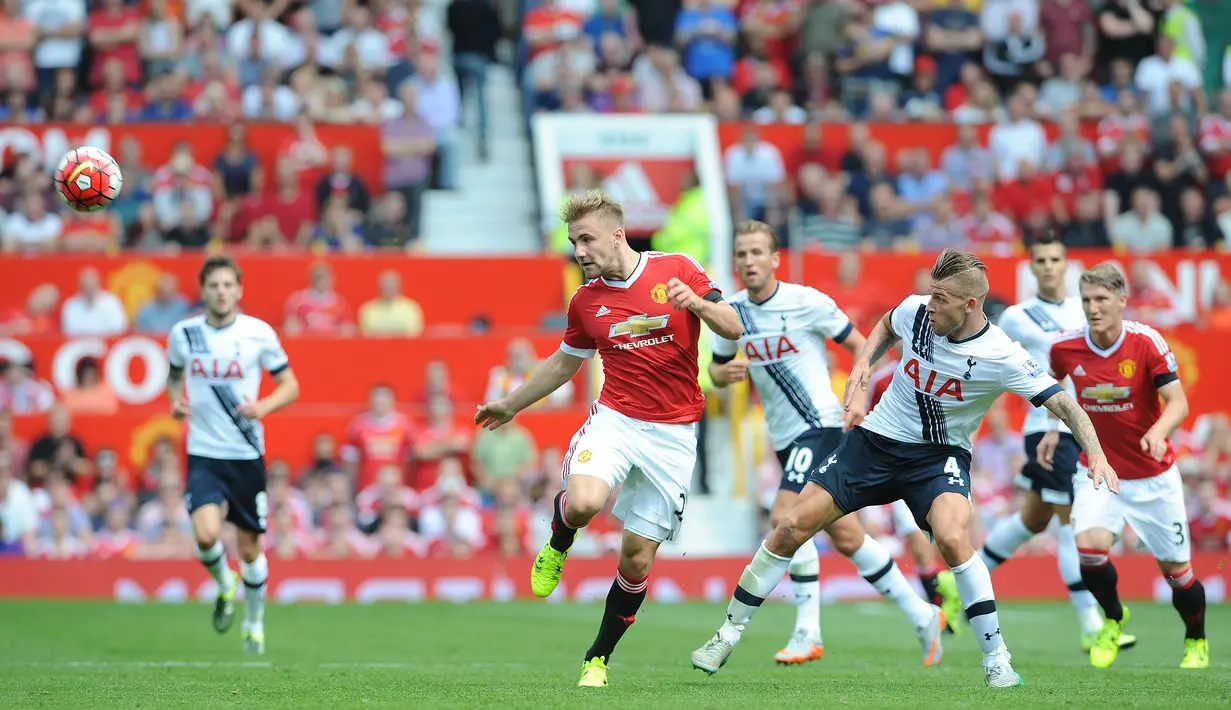 Aksi Luke Shaw dalam pertandingan melawan Spurs di Stadion Old Trafford, Inggris. Sabtu (8/8/205). ((EPA/Peter Powell)
