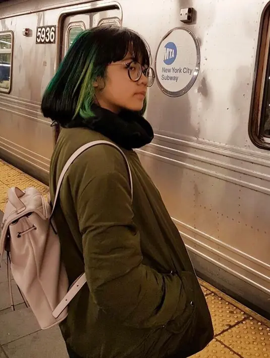 Gadis remaja yang masih berusia 13 tahun ini juga hobi banget mengubah gaya rambutnya. Seperti kali ini, rambut Cinta yang pendek diombre hijau. (Instagram/cintakuya)