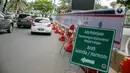 Rambu lalu lintas pemberitahuan pengalihan jalan terpasang di kawasan Lapangan Banteng, Jakarta, Rabu (21/1/2021). Jalan Katedral akan ditutup selama proyek pembangunan terowongan silaturahmi Masjid Istiqlal-Gereja Katedral pada 20 Januari-31 Maret 2021. (Liputan6.com/Faizal Fanani)