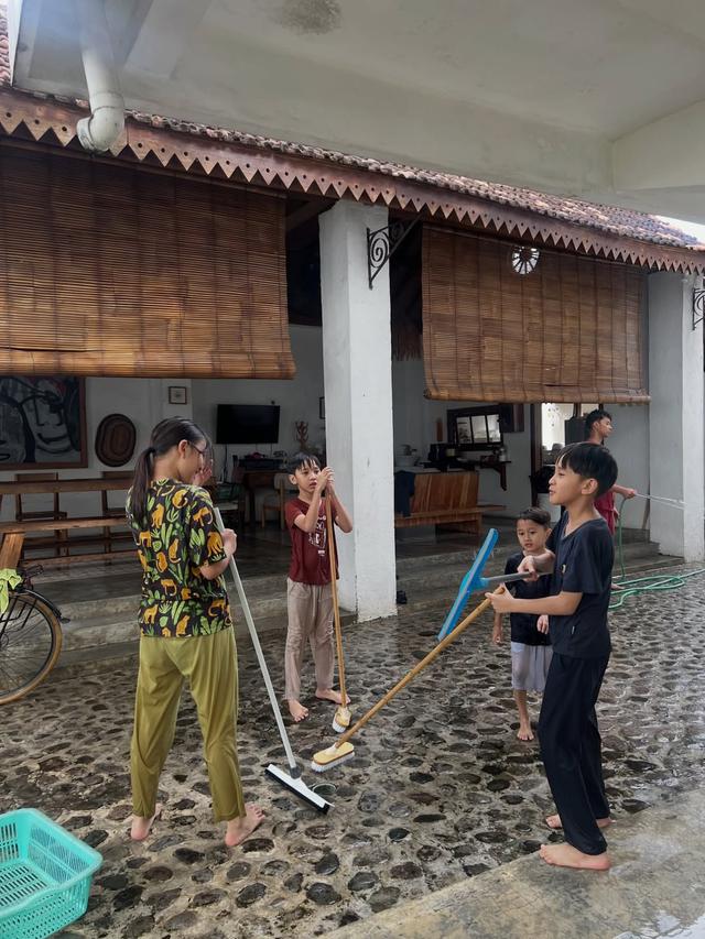 5. Pendopo Tengah dengan Lantai Batu Kali