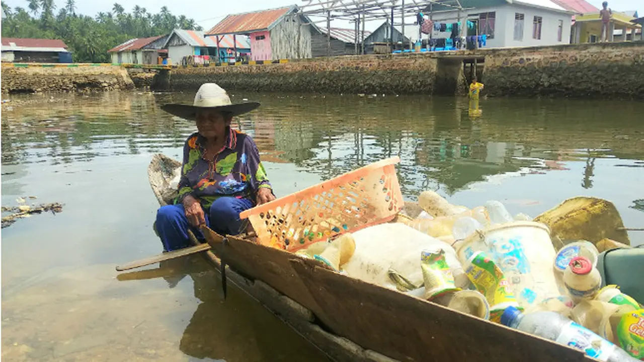 Cerita Janda Tua Jadi Anggota Geng Pemulung di Teluk Kendari