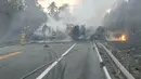 Sebuah bus bertabrakan dengan truk pengangkut BBM di negara bagian Guerrero, Meksiko, Kamis (13/4). Bus nahas itu sedang meluncur ke arah pantai ketika menabrak truk tanker, yang berangkat dari pelabuhan Lazaro Cardenas. (HO/Guerrero Civil Protection/AFP)