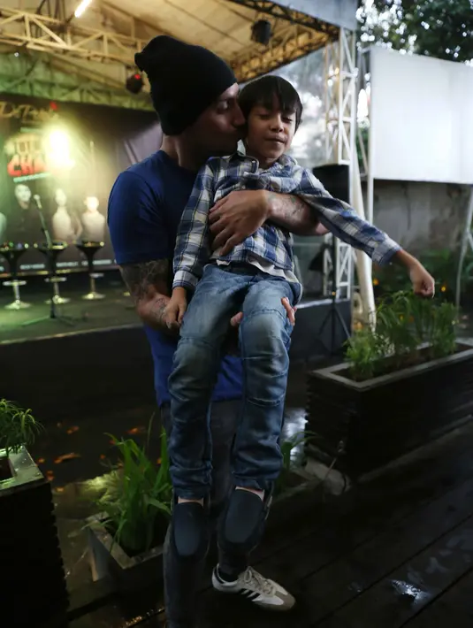 "Dari sholat iya, tapi untuk yang utama itu wajib diwajibkan. Mau bagus langsung setelah azan, tapi sekarang masih belajar. Kedua mengaji, bukan cuma baca Al Quran, tapi mengulas islam itu sendiri ngaji," ungkap Gary Iskak. (Nurwahyunan/Bintang.com)