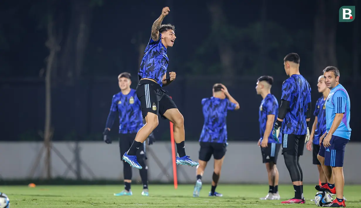 <p>Pemain Timnas Argentina U-17, Agustin Ruberto melakukan selebrasi saat latihan resmi menjelang laga perempat final Piala Dunia U-17 2023 melawan Timnas Brasil U-17 di Lapangan Banteng, Jakarta, Kamis (23/11/2023). (Bola.com/Bagaskara Lazuardi)</p>