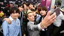 Tyra Banks terlihat menyempatkan waktu untuk berfoto bersama dengan BTS. I terlihat begitu gembira saat bertemu dengan BTS. (Foto: koreaboo.com)