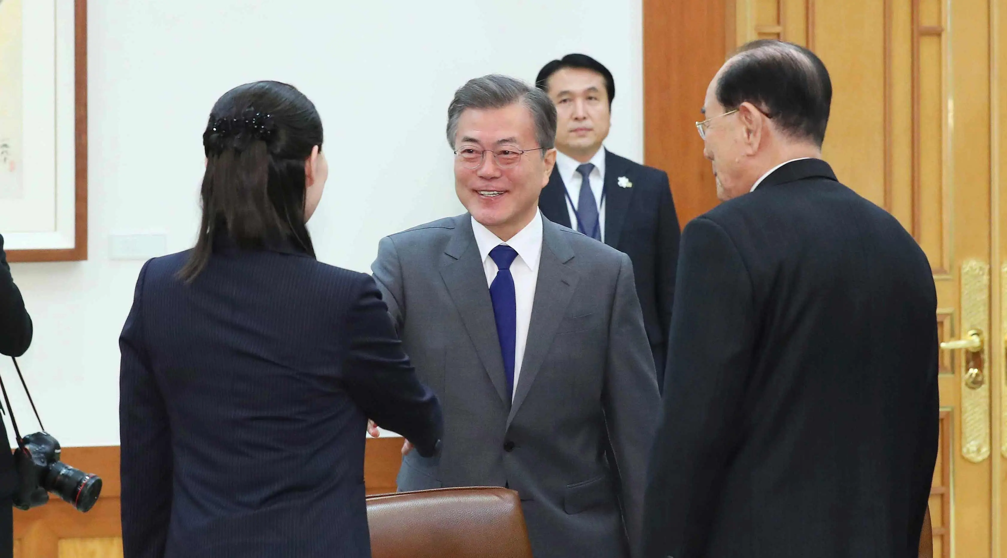 Presiden Korea Selatan Moon Jae-in berjabat tangan dengan adik perempuan Pemimpin Korea Utara, Kim Jong-un, Kim Yo Jong saat pertemuan di rumah presiden di Seoul, Korea Selatan, Sabtu, (10/2). (Kim Ju-sung/Yonhap via AP)