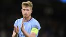 Pemain Manchester City, Kevin De Bruyne memberikan tepuk tangan setelah laga Grup G Liga Champions 2022/2023 melawan Sevilla di Etihad Stadium, Manchester, 2 November 2022. De Bruyne bermain untuk Manchester City sejak tahun 2015 setelah diboyong dari Wolfsburg. Ia tercatat sebagai pemain Liga Inggris dengan gaji termahal saat ini, yaitu 425 ribu pounds per pekan. (AFP/Oli Scarff)