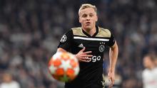 Aksi gelandang Ajax, Donny van de Beek pada leg 1, Semifinal Liga Champions yang berlangsung di Stadion Tottenham Hotspur, London, Rabu (1/5). Ajax menang 1-0 atas Tottenham Hotspur. (AFP/Emmanuel Dunand)