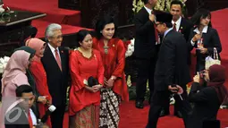 Menteri Puan Maharani berpose bersama sejumlah peserta sidang di Kompleks Parlemen, Senayan, Selasa (16/8). Sidang tersebut beragendakan penyampaian pidato kenegaraan Presiden Joko Widodo. (Liputan6.com/Johan Tallo)
