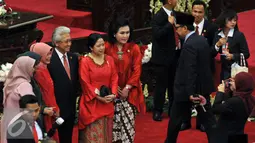 Menteri Puan Maharani berpose bersama sejumlah peserta sidang di Kompleks Parlemen, Senayan, Selasa (16/8). Sidang tersebut beragendakan penyampaian pidato kenegaraan Presiden Joko Widodo. (Liputan6.com/Johan Tallo)