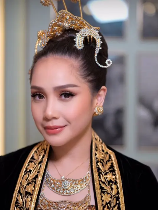 Untuk riasan wajah, Nagita tampil flawless yang dihias oleh MUA Ernia. Mengaplikasikan lipstik glossy nude, blush on tipis warna coral, dan riasan mata shimmer kecoklatannya dengan alis mata ok fleek. [@erniaredberry]