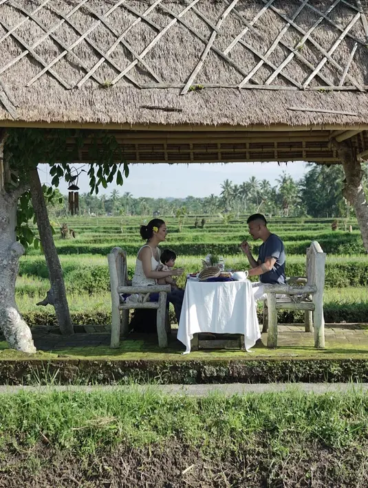 Dan masih banyak lagi reaksi warganet memberikan komentar pada foto Rio Dewanto saat bersama buah hatinya, Salma Jihane Putri Dewanto. (Instagram/ atiqahhasiholan)