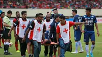 Arthur Cunha saat ditandu keluar lapangan di Stadion Mandala, Jayapura, Minggu (29/10/2017). (Bola.com/Iwan Setiawan)