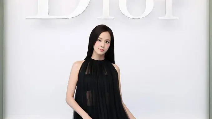 Jisoo BLACKPINK Tampil Elegan di Dior Paris Fashion Week, Kenakan Gaun Terawang Hitam dan Tas Ikonik Lady Dior