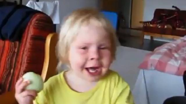 Bocah makan bawang bombai yang ia kira apel ini bikin ketawa (Facebook/Gesa Croonen)