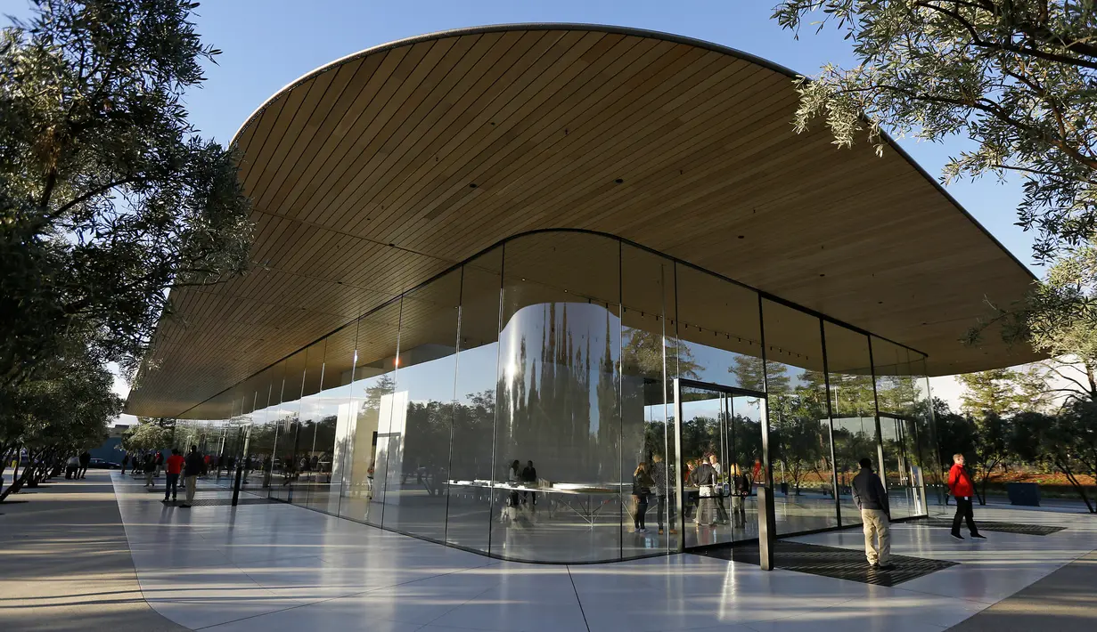 Fasilitas Visitor Center di kawasan Apple Park yang resmi dibuka untuk umum di Cupertino, California, Jumat (17/11). Dalam pembukaan, Apple mengundang warga sekitar untuk merasakan pengalaman dengan inovasi yang dihadirkan di Apple Park. (AP/Eric Risberg)